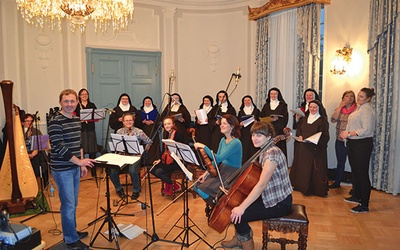 Zamknięte za murami klasztorów karmelitanki zebrały się, by wspólnie zaśpiewać i nagrać płytę 