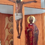 W parafialnym kościele  św. Stanisława BM artysta modli się często przed namalowanym przez siebie krucyfiksem