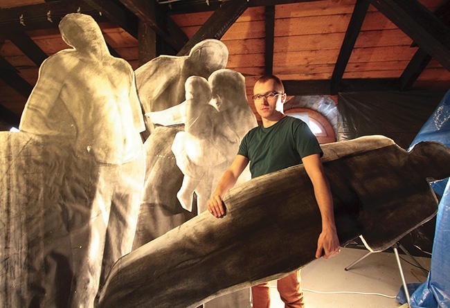  Święci malowani węglem  na kartonie zaludniają  pracownię