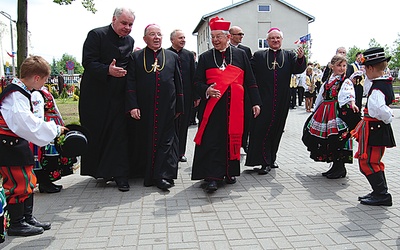Kard. Józef Glemp witany na jubileuszu 25-lecia sakry bp. Romana Marcinkowskiego w Szczutowie, 30 maja 2010 r.