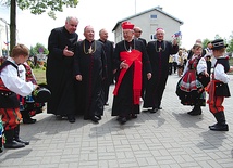 Kard. Józef Glemp witany na jubileuszu 25-lecia sakry bp. Romana Marcinkowskiego w Szczutowie, 30 maja 2010 r.