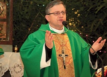 Ks. Jarosław Cielecki od września 2012 r. przejechał ponad 70 tys. km, propagując kult św. o. Charbela
