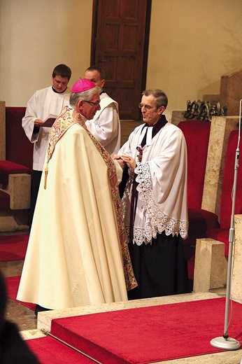 Abp Wiktor Skworc i bp Tadeusz Szurman z Kościoła Ewangelicko-Augsburskiego przekazują sobie znak pokoju podczas nabożeństwa w katedrze