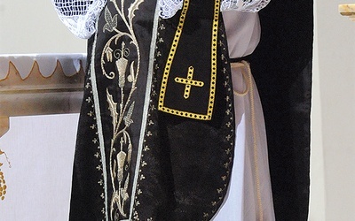 Ks. Zbigniew Chromy podczas celebracji Mszy św. w nadzwyczajnej formie  rytu rzymskiego (trydenckiej) 