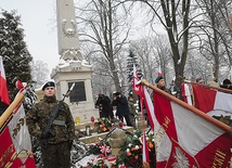  Nad powstańczymi mogiłami pochyliły się ze czcią sztandary