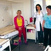  W tym szpitalu czuje się rodzinną atmosferę, a pani dr Jola nie przychodzi tylko po to, żeby zbadać, ale zawsze porozmawia, zainteresuje się nami – mówią (od lewej) pacjentki: pani Krystyna i pani Irena 