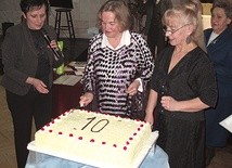 Jubileuszowy tort dzieliły Walentyna Pawelec (z prawej) i Wiesława Didyk. Spotkanie prowadziła Zofia Filipowska (z lewej)