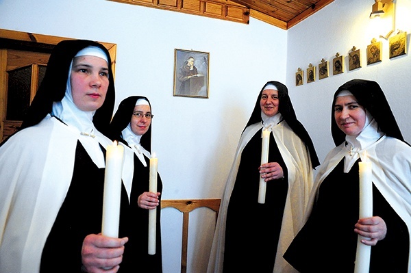  W skarżyskim sanktuarium posługują cztery siostry karmelitanki. Od lewej: s. Gemma, s. Donancja, s. Klarissa i s. Ancilla 