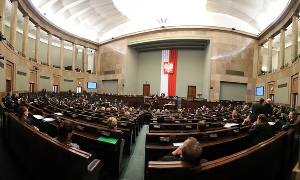 PiS wyprzedza Platformę
