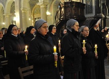 Osoby konsekrowane z płonącymi gromnicami w dłoni odnowiły swe śluby zakonne