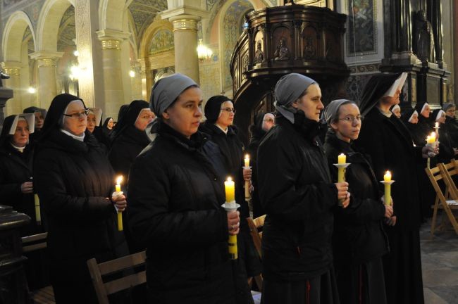 Osoby konsekrowane z płonącymi gromnicami w dłoni odnowiły swe śluby zakonne