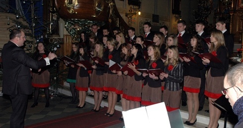 Każdy chór wykonywał dwie kolędy lub pastorałki