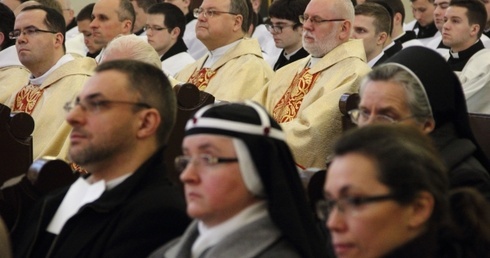 W kościele MB Królowej Korony Polskiej 2 lutego zgromadzili się przedstawiciele zakonów obecnych na terenie archidiecezji