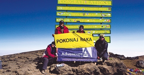  Katarzyna Gulczyńska, Tomek Kobielski, alpinista i podopieczne Fundacji „Pokonaj raka” na szczycie Kilimandżaro