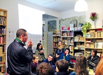  Inauguracyjne spotkanie klubu Podwale 13 odbyło się w pierwszej w Warszawie bibliotece sąsiedzkiej  