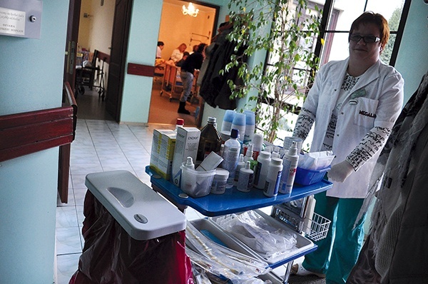 – Staramy się z tym miejscem oswajać nie tylko chorych,  ale i ich rodziny – mówią pielęgniarki. W płockim Hospicjum Caritas pracuje ich siedem