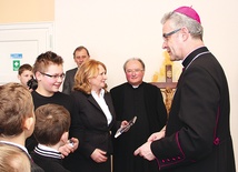  Ks. bp Wiesław Lechowicz spotkał się z uczniami i kadrą  szkoły w Łoponiu