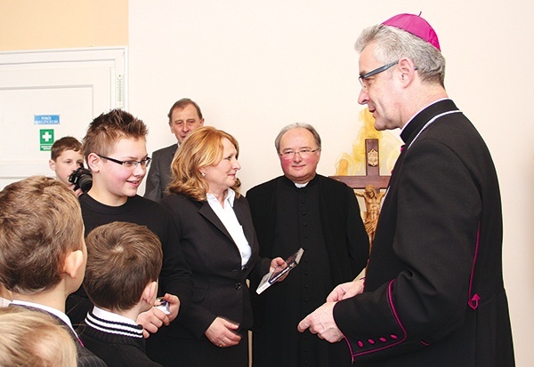  Ks. bp Wiesław Lechowicz spotkał się z uczniami i kadrą  szkoły w Łoponiu