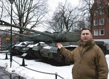 Na swojego mecenasa czeka m.in. czołg IS-2 – bohater walk o Kołobrzeg i… aktor. Występował w filmie „Jarzębina czerwona”