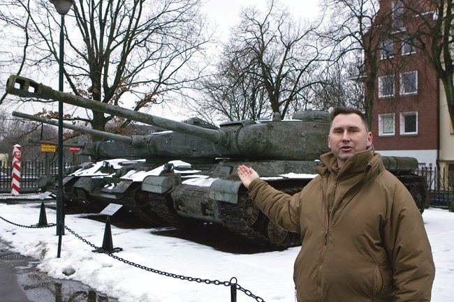Na swojego mecenasa czeka m.in. czołg IS-2 – bohater walk o Kołobrzeg i… aktor. Występował w filmie „Jarzębina czerwona”