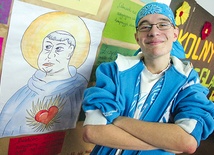  W tej szkole nie brakuje talentów. Także rapperskich. Na zdjęciu Wojciech Sygier, czyli Wojo, wykonał utwór „Kilka słów prawdy”