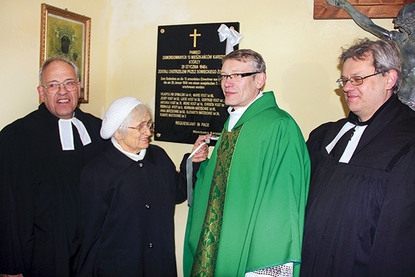  Na zdjęciu (od lewej) uczestnicy uroczystości: pastor dr Dietrich Hallmann z Cottbus z żoną Dorotheą, ks. Marek Pietkiewicz i ks. Dariusz Lik