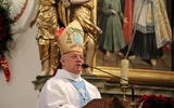 Bp Józef Zawitkowski w katedrze łowickiej w czasie Mszy św. z okazji Dnia Życia Konsekrowanego