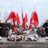 Z okazji 87. urodzin Gdyni na Płycie Marynarza złożono wieńce i kwiaty, by upamietnić gdyńskich marynarzy