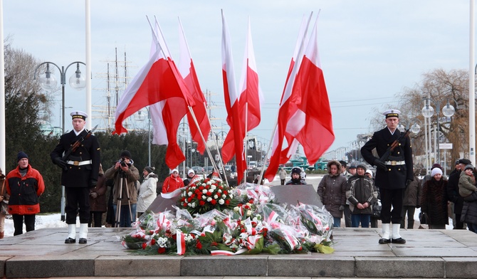 Z okazji 87. urodzin Gdyni na Płycie Marynarza złożono wieńce i kwiaty, by upamietnić gdyńskich marynarzy