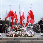 Z okazji 87. urodzin Gdyni na Płycie Marynarza złożono wieńce i kwiaty, by upamietnić gdyńskich marynarzy