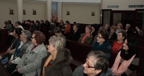 Na rekolekcjach spotykają się osoby w różnym wieku dla których modlitwa różańcowa jest niebanalna