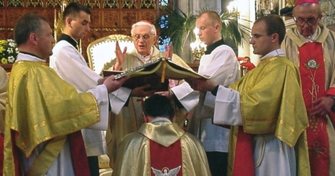 Benedykt XVI jeszcze jako kard. Joseph Ratzinger udzielił sakry bp. Zygmuntowi Zimowskiemu