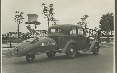 Lata 30. XX w., Wybrzeże Kościuszkowskie, na tle Mostu Średnicowego Fiat 508 ze specjalną przyczepką