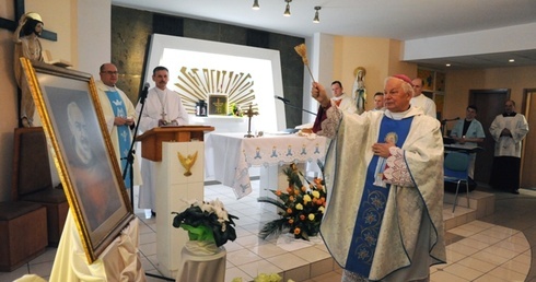 W trakcie obchodów bp Adam Odzimek poświęcił obraz przedstawiający św. o. Pio