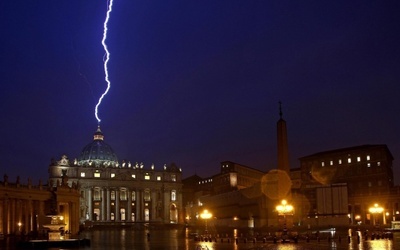 Gwałtowna burza w dniu decyzji papieża
