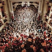 Wiedeń, 7 lutego 2013 r. Setki tancerzy wirujących na parkiecie  Opery Wiedeńskiej w czasie tradycyjnego balu karnawałowego