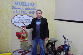 Wojciech Szymański kupuje stare zabawki na rynkach i bazarach, ale także na aukcjach internetowych