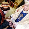 Kilkudziesięciu wiernych otrzymało sakrament namszczenia z rąk bp. Ignacego Deca