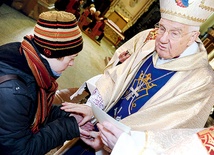  Kilkudziesięciu wiernych otrzymało sakrament namszczenia z rąk bp. Ignacego Deca