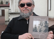 Jerzy Kutkowski jest autorem zdjęć zamieszczonych w albumie