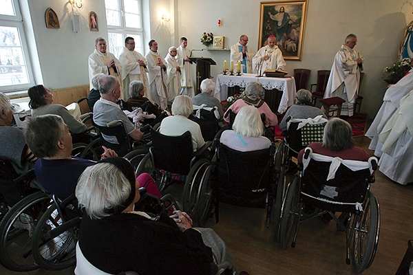 Spotkania biskupów z chorymi są wieloletnim zwyczajem diecezji legnickiej