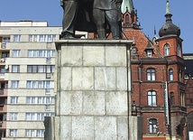 Pomnik polskiego żołnierza i czerwonoarmisty od wielu lat jest w Legnicy probierzem nastrojów, jakie panują w relacjach polsko- rosyjskich