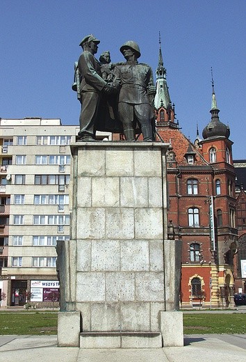 Pomnik polskiego żołnierza i czerwonoarmisty od wielu lat jest w Legnicy probierzem nastrojów, jakie panują w relacjach polsko- rosyjskich