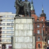 Pomnik polskiego żołnierza i czerwonoarmisty od wielu lat jest w Legnicy probierzem nastrojów, jakie panują w relacjach polsko- rosyjskich