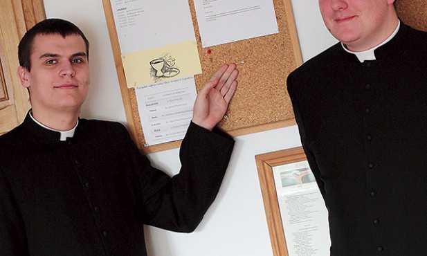 Intencje, które otrzymuje społeczność seminaryjna, umieszczane są w zakrystii, aby każdy mógł je przeczytać