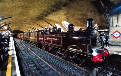 Pierwsza była linia Metropolitan. Od jej nazwy podziemna kolej na całym świecie nazywa się metro. Wszędzie, poza właśnie Londynem 