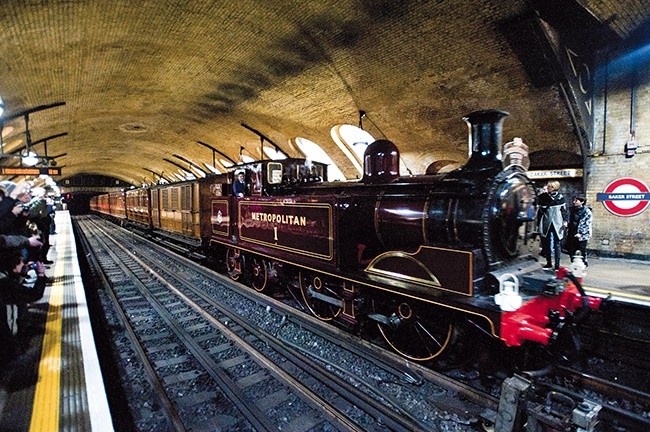 Pierwsza była linia Metropolitan. Od jej nazwy podziemna kolej na całym świecie nazywa się metro. Wszędzie, poza właśnie Londynem 