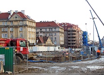 Jeszcze w tym miesiącu tarcza Wisła I zacznie przewiercać się pod ziemią, wzdłuż ul. Targowej. Mieszkańcy pobliskich budynków boją się o swoje życie