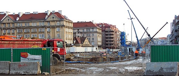 Jeszcze w tym miesiącu tarcza Wisła I zacznie przewiercać się pod ziemią, wzdłuż ul. Targowej. Mieszkańcy pobliskich budynków boją się o swoje życie