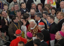 Benedykt XVI pozdrawia wiernych w warszawskiej archikatedrze św. Jana Chrzciciela, w czasie wizyty apostolskiej w maju 2006 roku